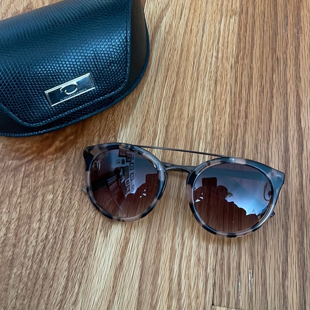 Oscar De La Renta Sunglasses with Case